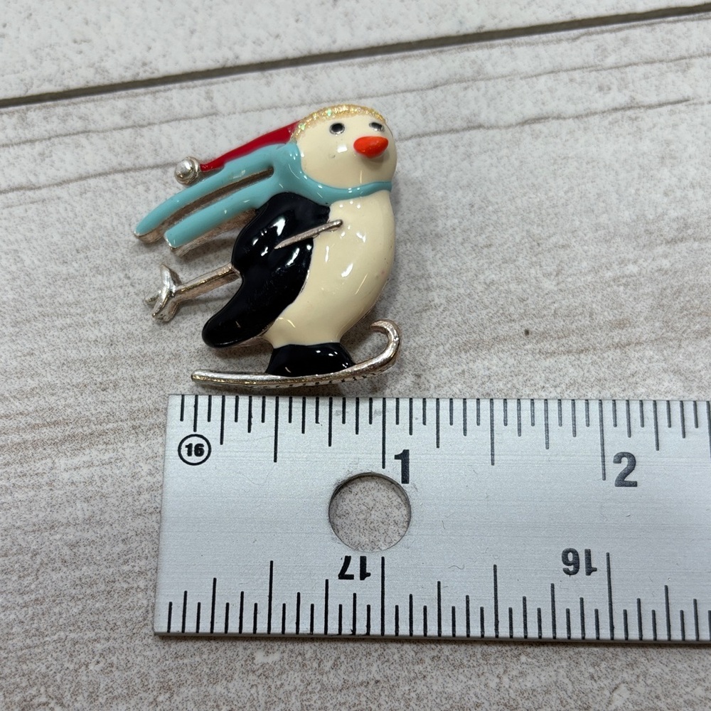 Vintage Chirstmas Penguin Holiday Wishes Skating Christmas Retro Broch Pin - Picture 2 of 5